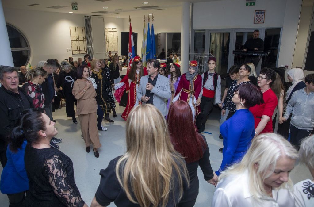 Gunja: Bajramski koncert Hazreta okupio 300 Bošnjaka