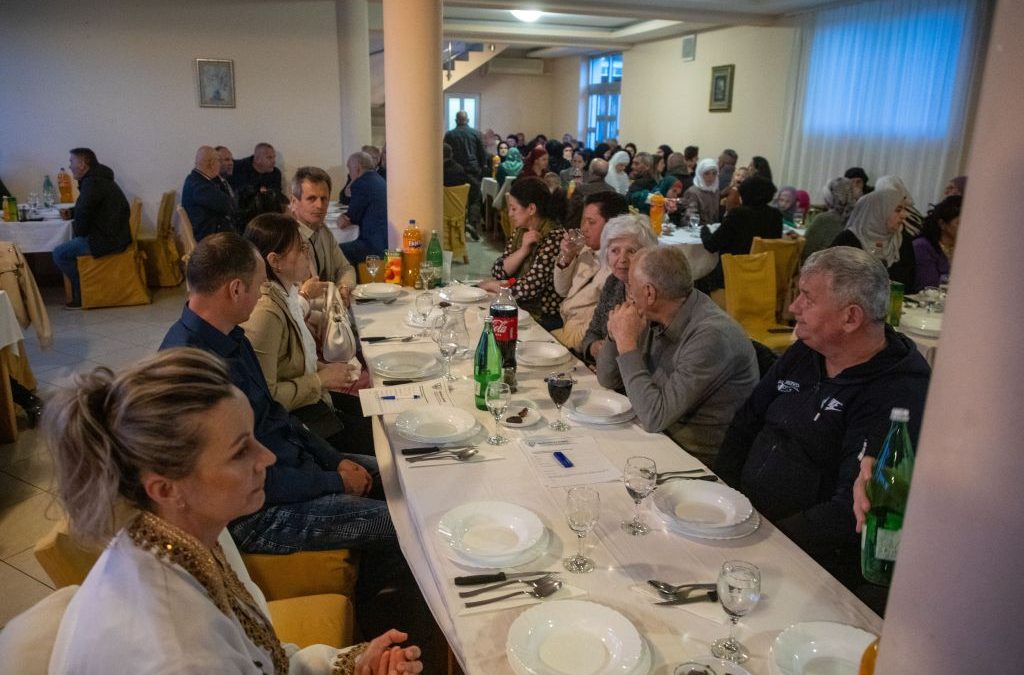 Ramazanska večer u Vojniću okupila više od 140 gostiju na iftaru