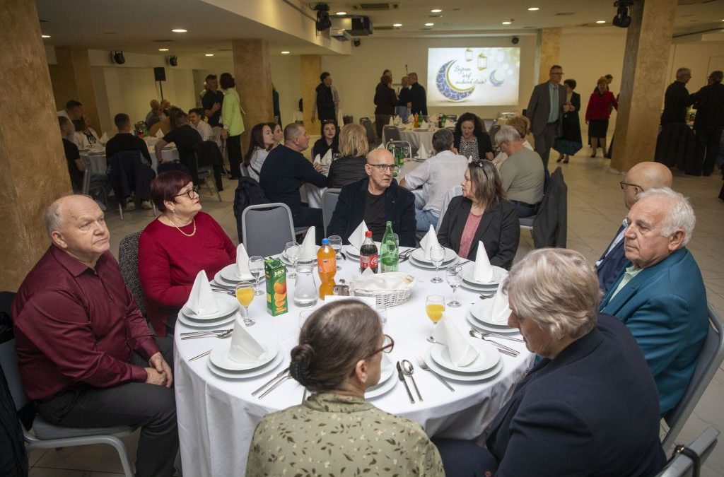 Bajramski ručak u Sisku okupio zajednicu u ozračju topline, zajedništva i poruka podrške